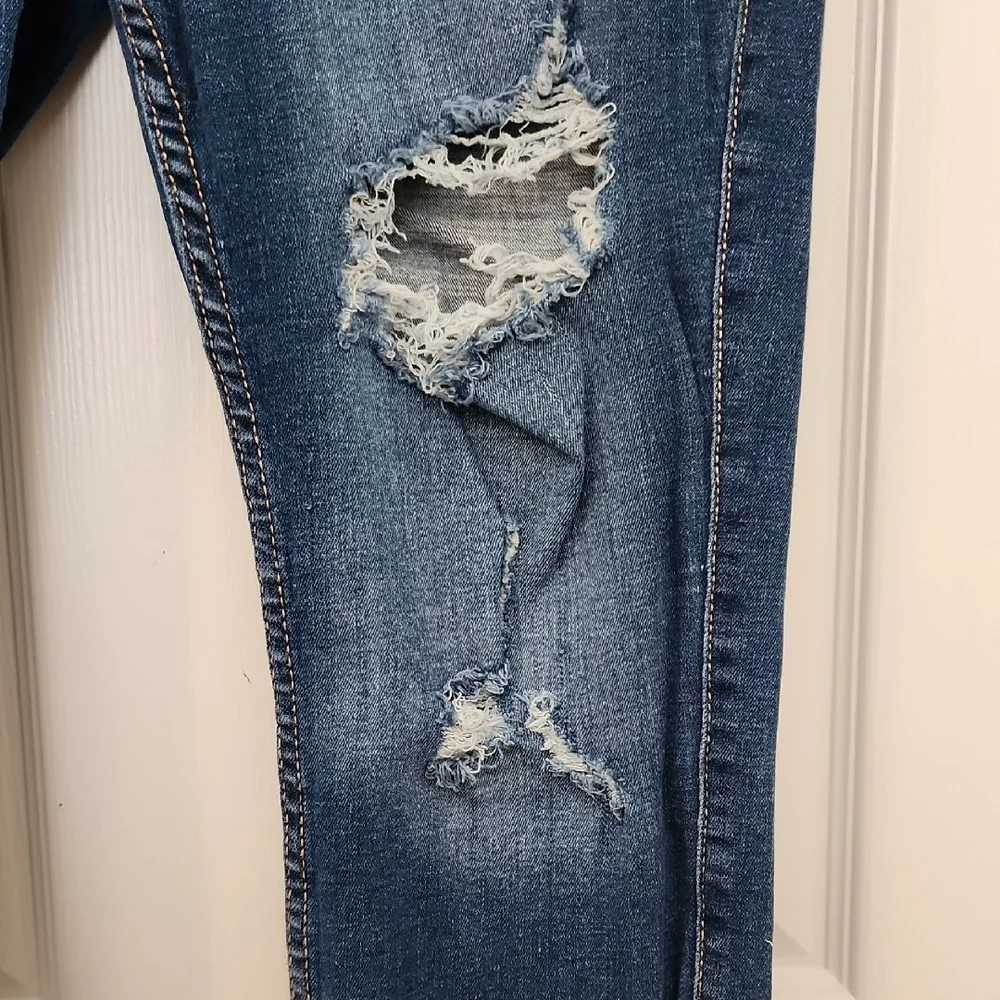 Old Navy Distressed Cropped Jeans in Dark Blue - Picture 2 of 13